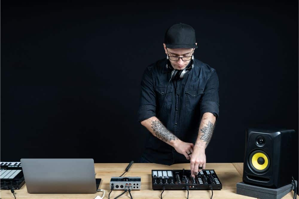 learn how to connect dj controller to powered speakers